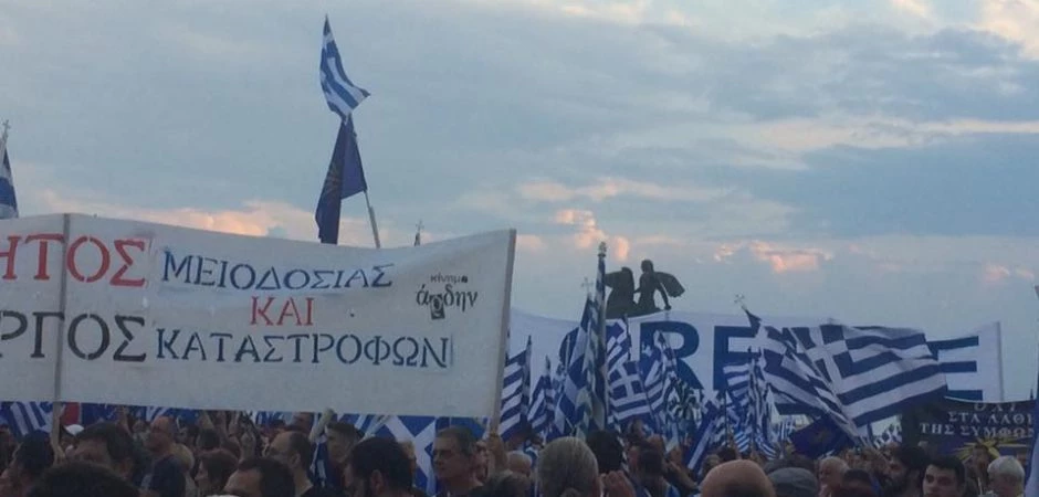 «Συριζαϊκά δακρυγόνα στα ασθενοφόρα» – Καταγγελία-σοκ για την κυβερνητική βία